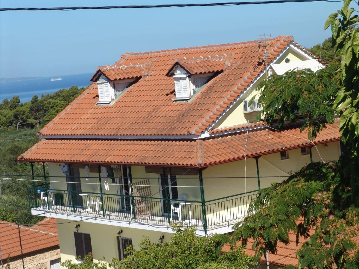 Villa Nefeli ลุทซา ภายนอก รูปภาพ